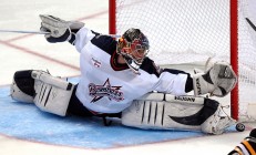 开云体育APP下载-冰原对决，加拿大踏平挪威之战，金玟哉的压制级演出如何定义现代防守艺术