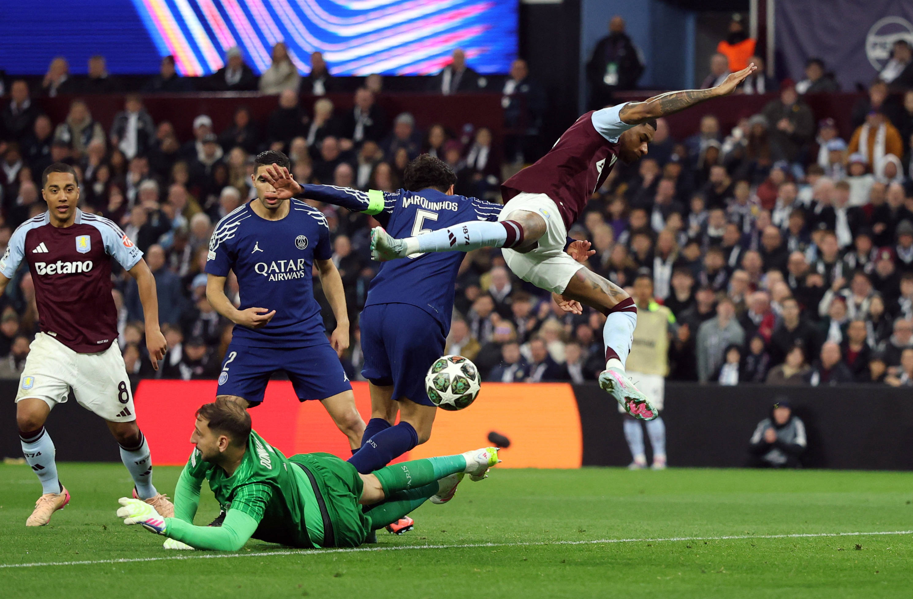 关于巴黎取胜晋级，欧冠强名列前茅的信息